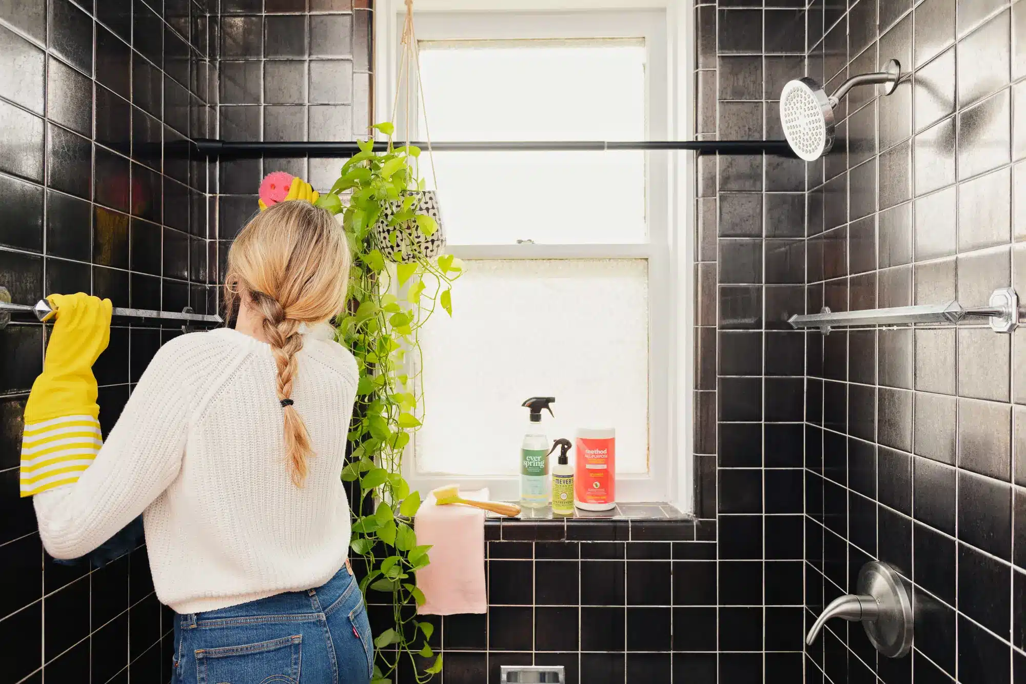 Tips to Clean a Bathroom Before Moving Out